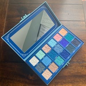New Jeffree Star Cosmetics Blue Blood Palette.